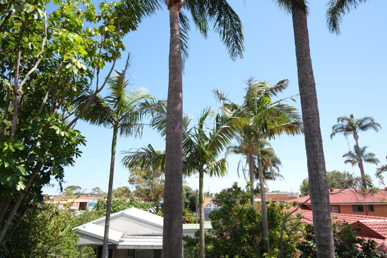 Sapphire Palms Motel Entrance Exterior photo
